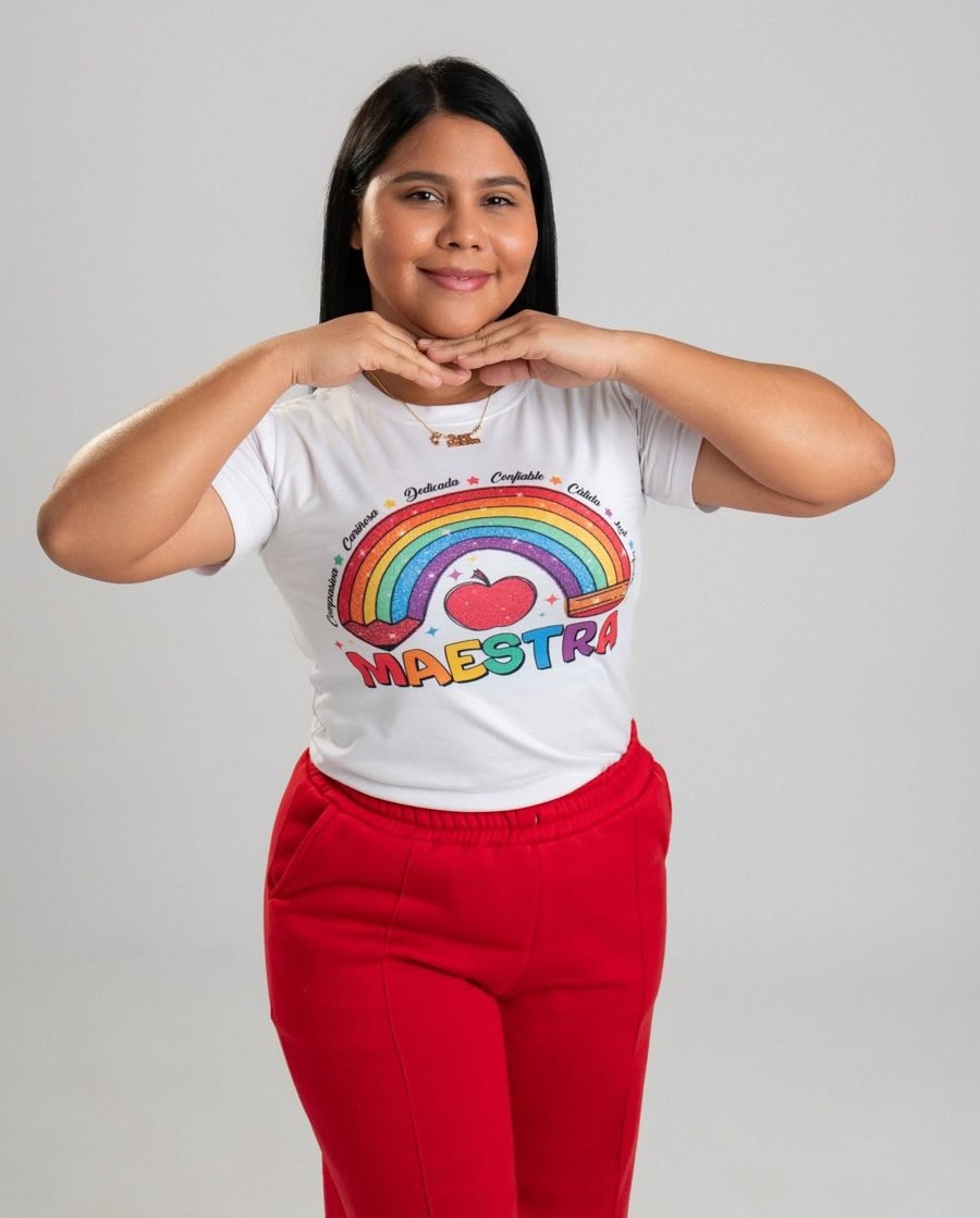 Daniela González sonriendo con su franela de Maestra